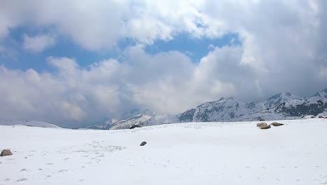 Lapso-De-Tiempo-De-Nube-Sobre-Las-Montañas-Nevadas-Del-Himalaya-En-El-Video-De-La-Mañana-Se-Toma-En-El-Himalaya