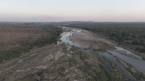 Vista-Aérea-De-La-Desaparición-Del-Agua-Debido-A-La-Evaporación-De-Un-Río-Estacional-En-Sudáfrica.