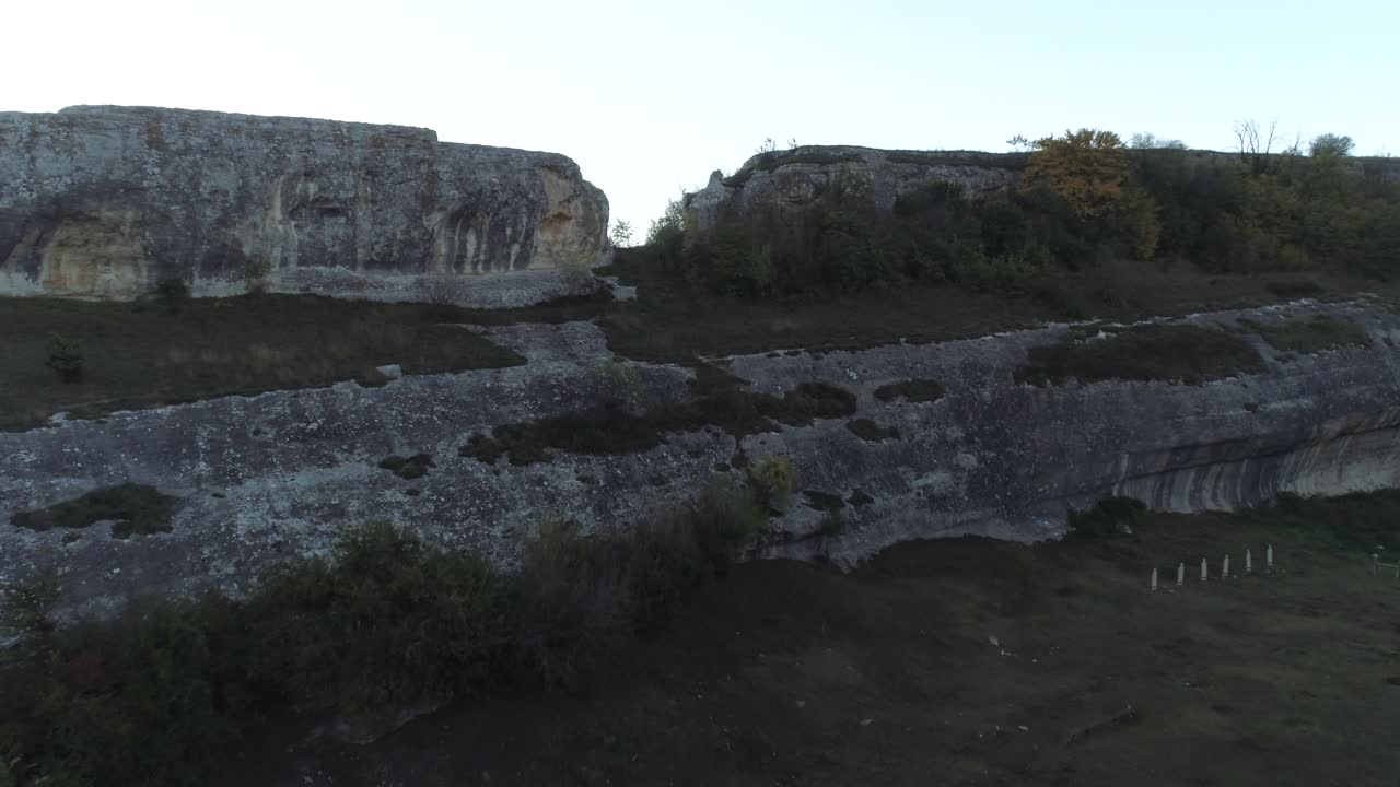 숲이 있는 바위산 풍경