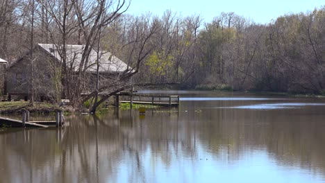 Eine-Abgelegene-Hütte-Liegt-Tief-Im-Mangrovensumpf-Bayou-Von-Louisiana