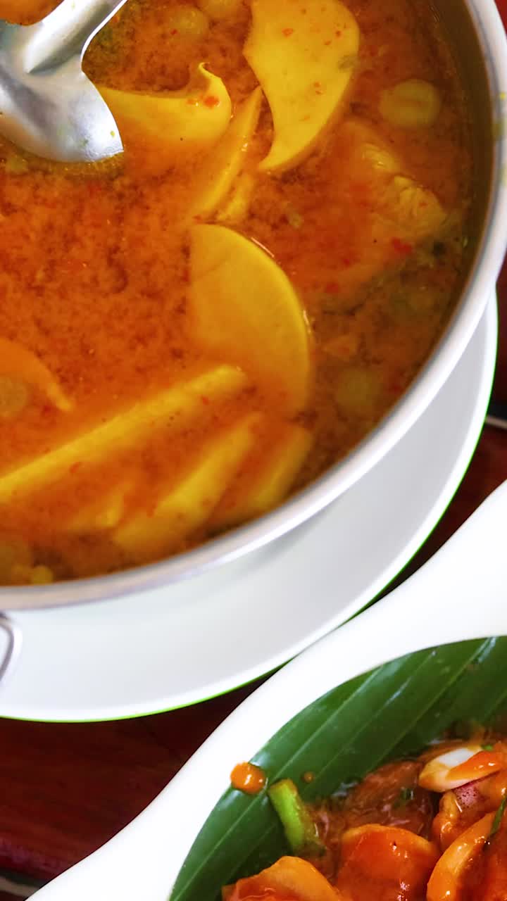 deliciosos platos tailandeses servidos en el restaurante ao nang