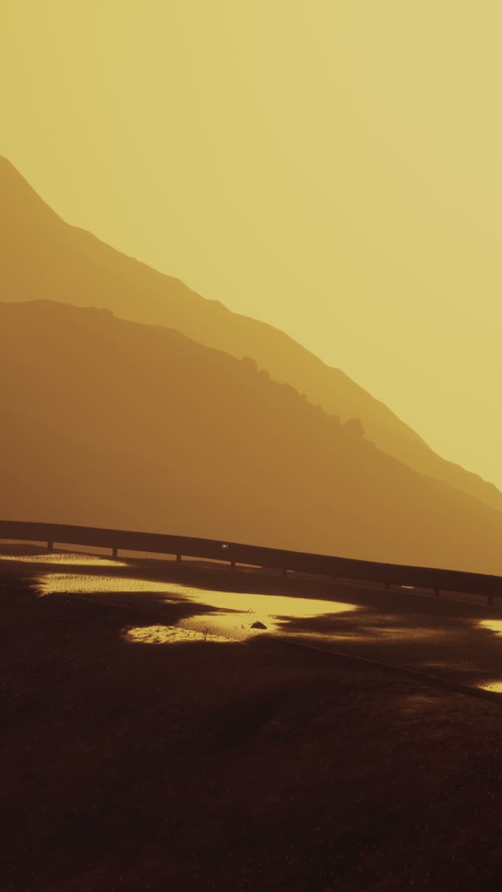 puesta de sol sobre las montañas del desierto con puente de la autopista