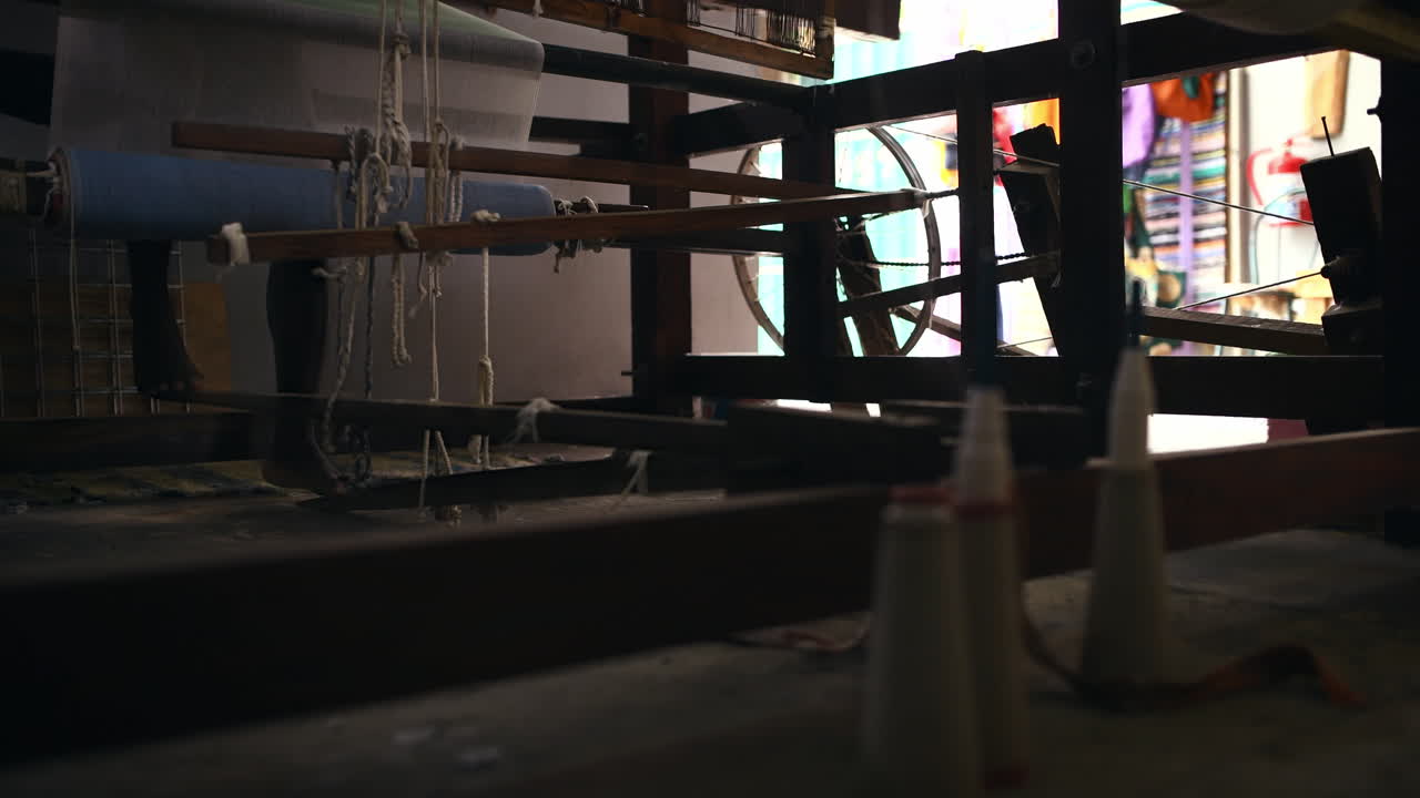 눈에 띄지 않는 남자가 발걸음을 고 있다