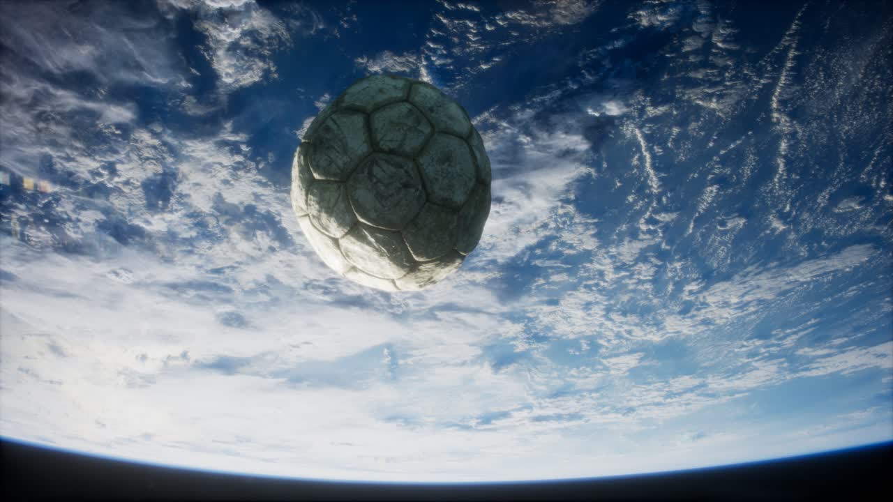 vieja pelota de fútbol en el espacio en órbita terrestre