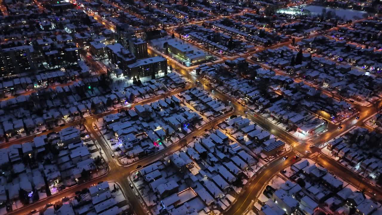 다운 4k 드론 촬영은 도시 장면을 드러내기 위해 을 펴고 있습니다.