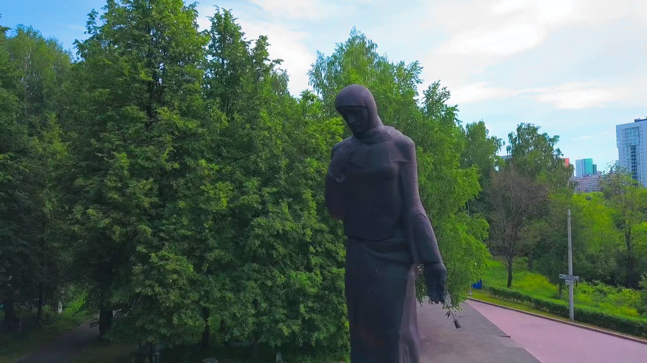 배경 에 도시 건물 이 있는 공원 에 있는 기념비