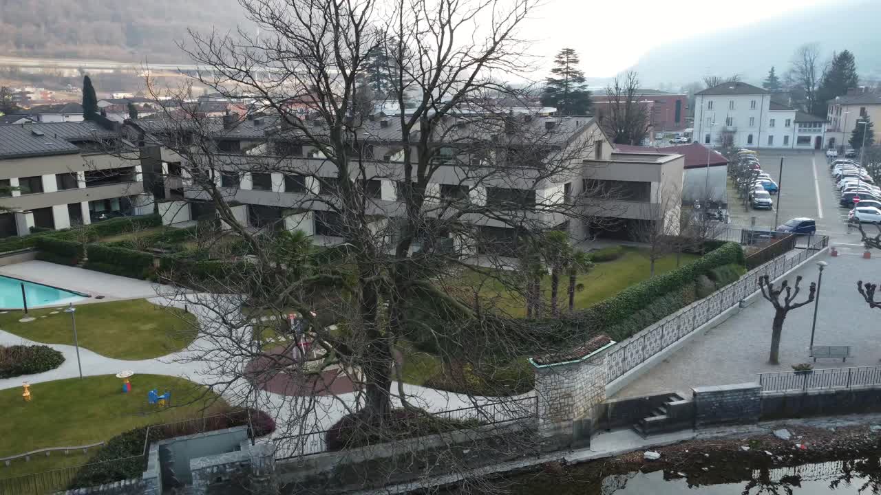 4k로 아름다운 카폴라고 마을의 항공 사진