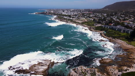 popular destino turístico en la costa de ballenas del cabo - hermanus, sudáfrica