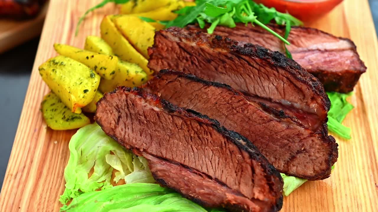 Persone riunite in estate che gustano punta di petto affumicata con salsa e verdure. Persone che si riuniscono per mangiare punta di petto affumicata servita con salsa e verdure fresche su un piatto di legno