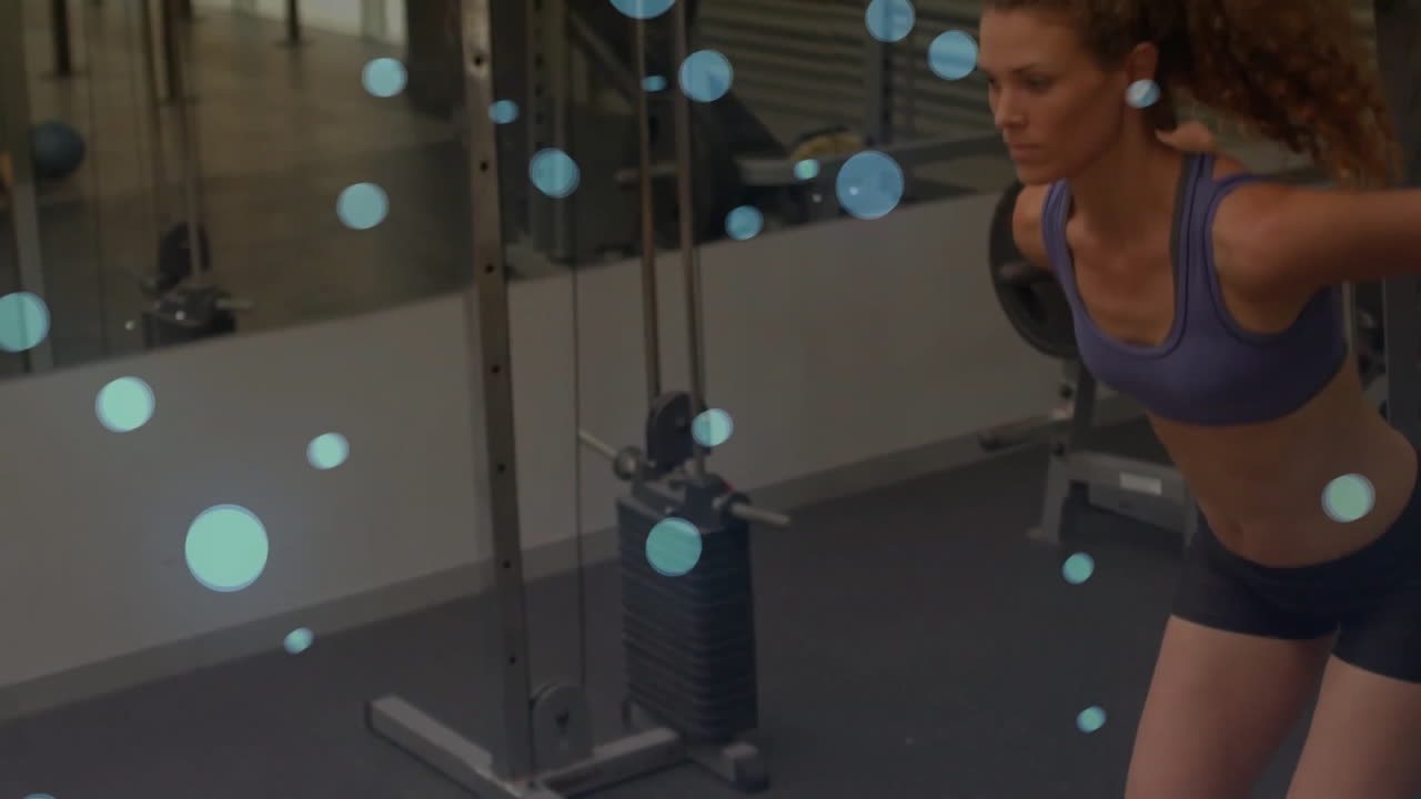 упражнения в тренажерном зале, женщина с голубыми точками анимация над тренажерным оборудованием