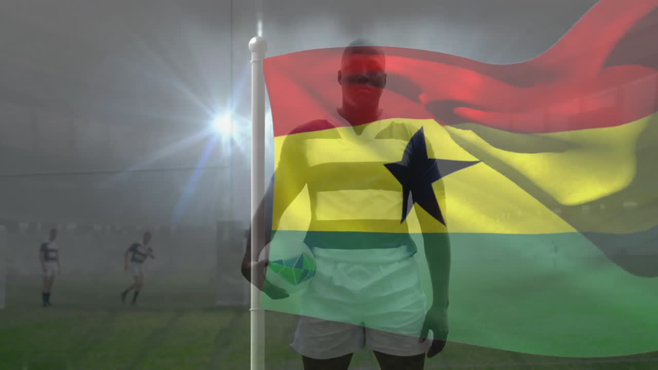 Giocatore che tiene un pallone da rugby con animazione della bandiera del Ghana su un campo nebbioso