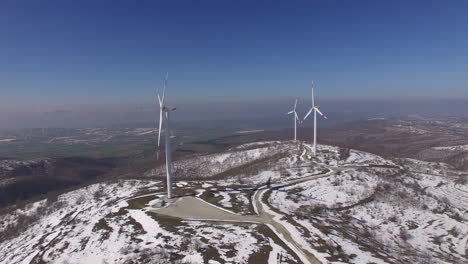 Viele-Windkraftanlagen-Auf-Einem-Berg