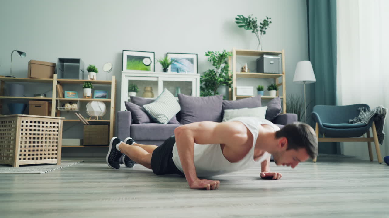 hombre haciendo flexiones en casa