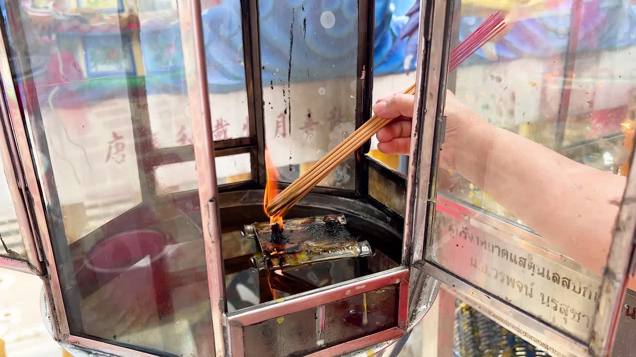 ritual de encendido de incienso en chonburi, tailandia