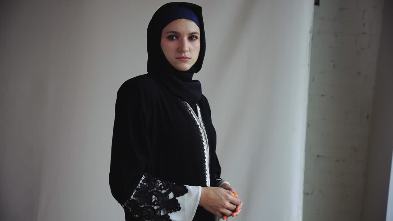 전통적인 아라비아 아바야 옷을 입은 사려 깊은 무슬림 여성의 역동적인 초상화