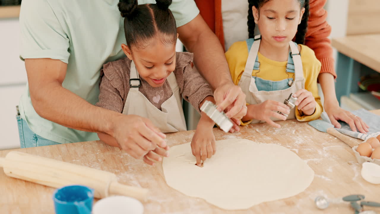 niñas, familia y cortador de masa para cocinar
