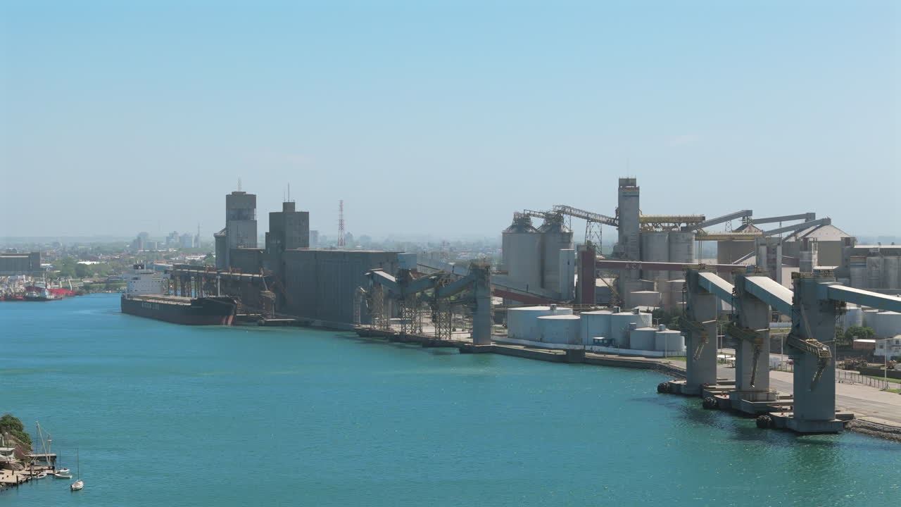 increíble movimiento de drones panorámicos sobre el puerto industrial con edificios, necochea, argentina.