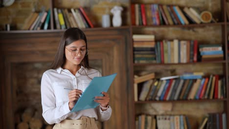mujer que trabaja en una biblioteca