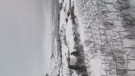 Toma-Vertical-De-Un-Paisaje-Nevado-De-Invierno-En-Las-Islas-Lofoten,-Norte-De-Noruega