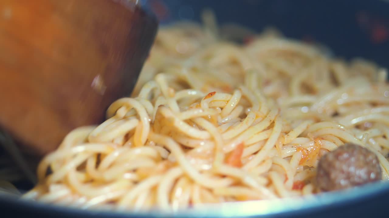 Spaghetti con polpette di carne