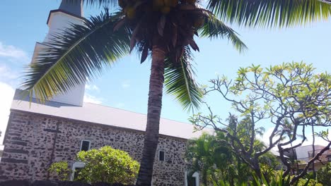 Gimbal-close-up-panning-shot-of-the-historic-Moku'aikaua-Church-in-Kailua-Kona,-Hawai'i