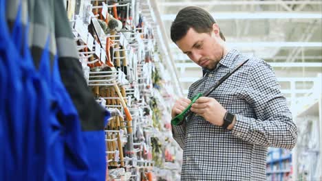 hombre comprando herramientas en una ferretería