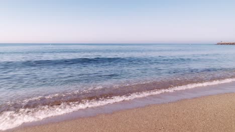 Costa-De-La-Playa-De-Cabopino,-Avance-Aéreo-Desde-La-Playa-Hacia-El-Mar