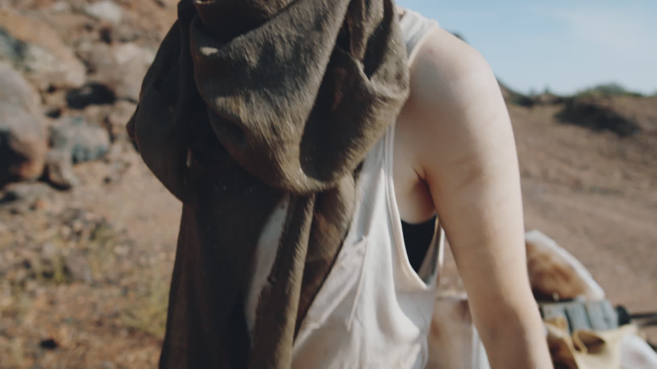 디스토피아 세계 에서 마차 를 끌고 있는 여자