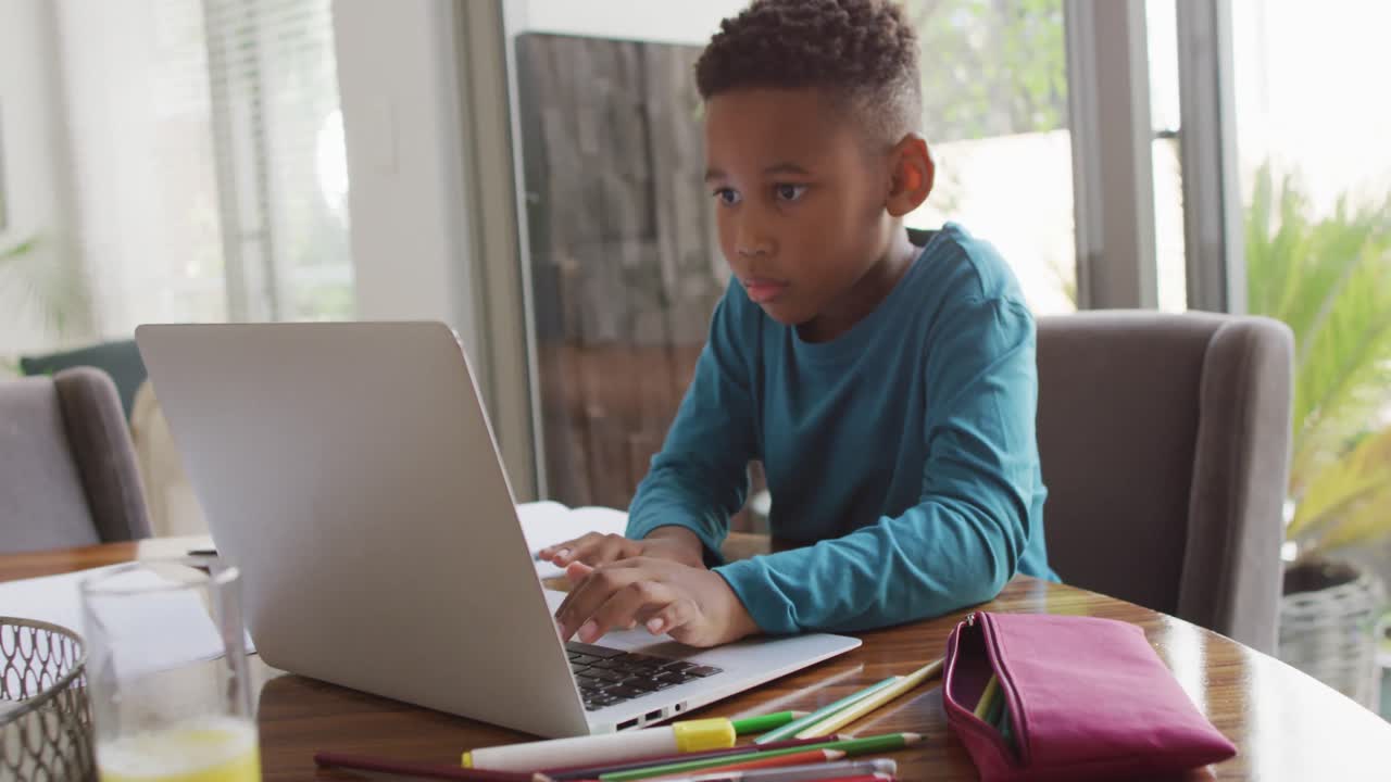 video de un niño afroamericano haciendo la tarea