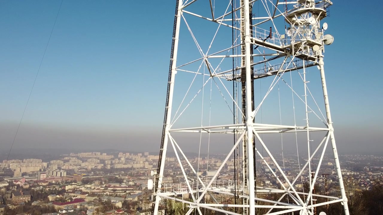 Vista aérea de un dron volando cerca de una torre de televisión
