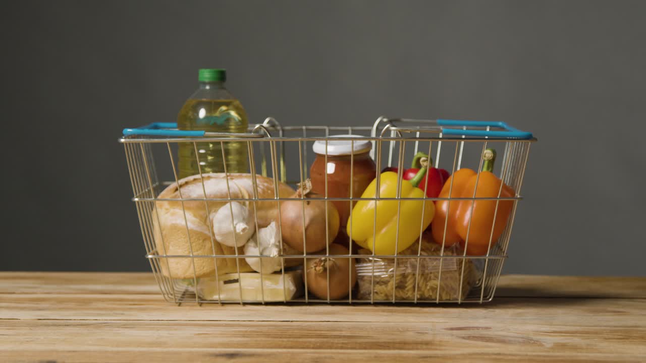 foto de estudio de alimentos básicos en la cesta de la compra de alambre de supermercado 13
