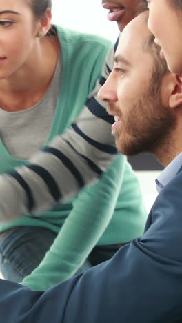 equipo de negocios creativos teniendo una reunión