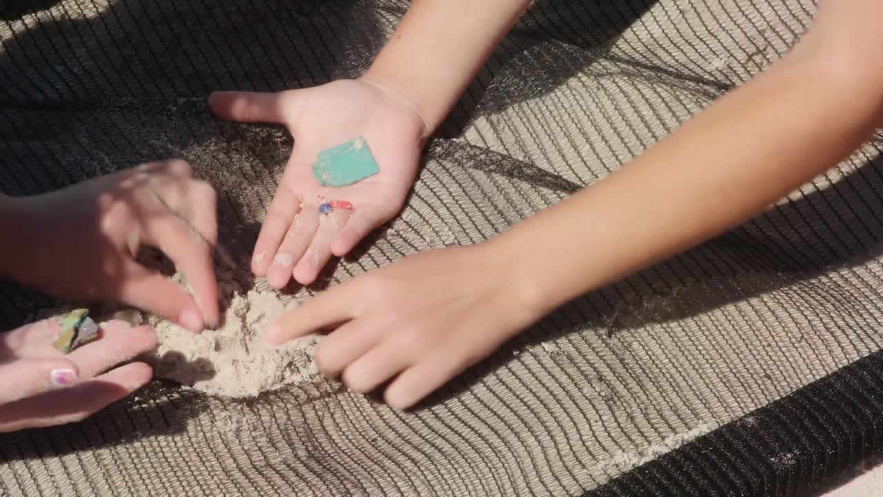 ⁇ 은 날 해변을 청소하는 백인 자원봉사자들의 클로즈업 4k