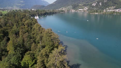 vista aérea de hermosos lagos en europa junto con deportes acuáticos y barcos de pesca