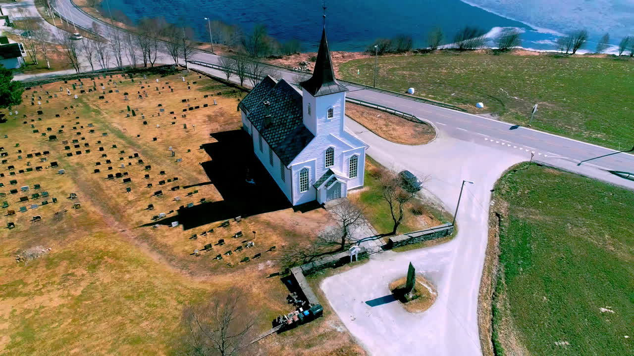 울창한 초록색 풍경의 바다 가운데 서 있는 북유럽 교회 의 놀라운 드론 풍경