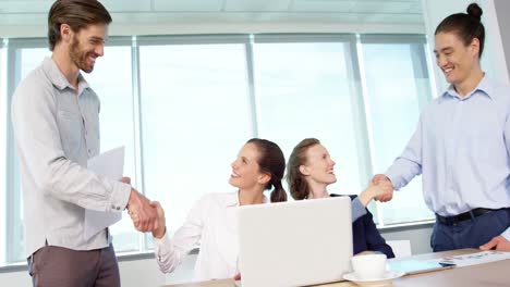 colegas de negocios estrechando la mano entre sí