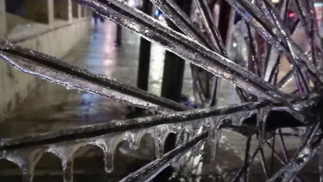 bicicleta cubierta de hielo después del fenómeno de la lluvia congelada