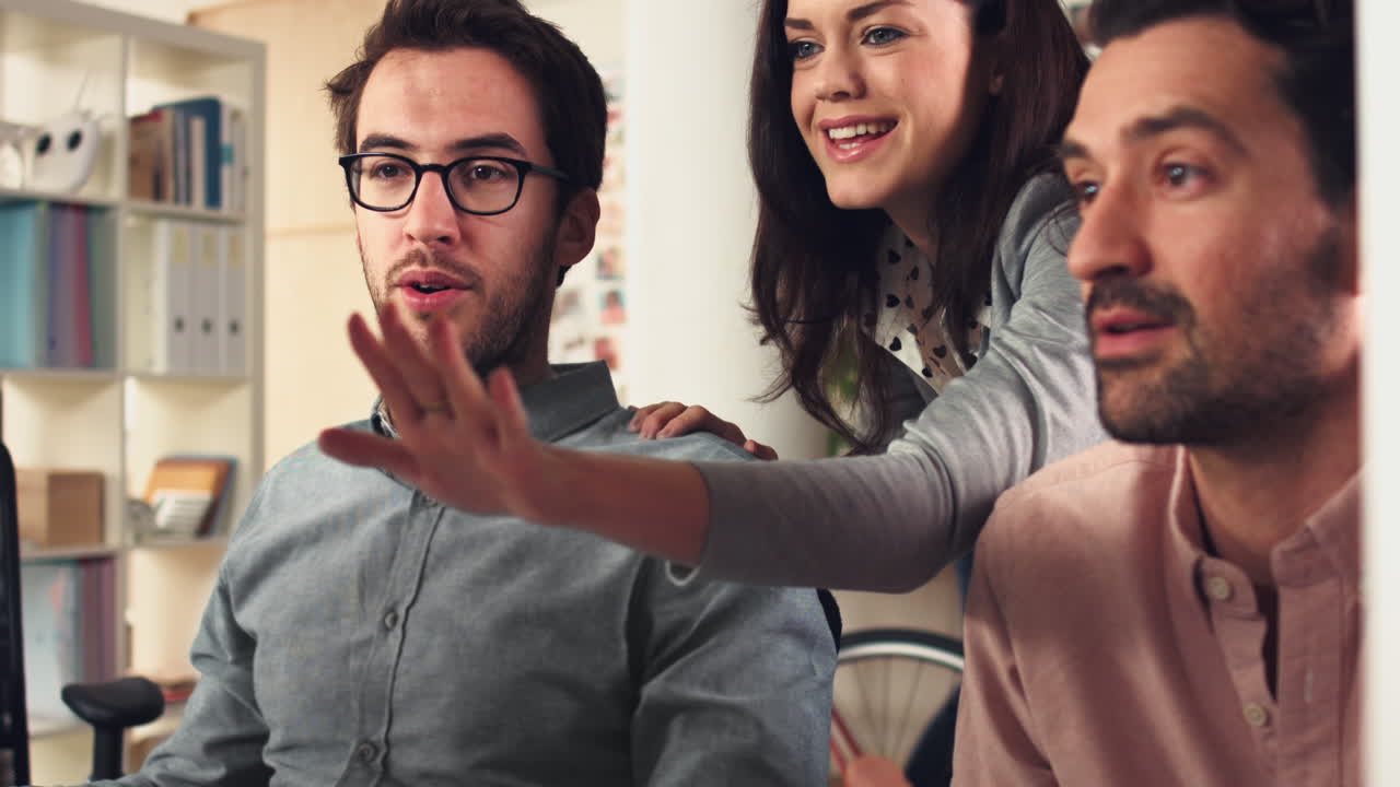 트렌디한  ⁇ 스터 사무실에서 창의적인 비즈니스 팀이 모여 새로운 아이디어를 논의합니다.