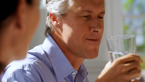 Hombre-Bebiendo-Agua-En-Restaurante