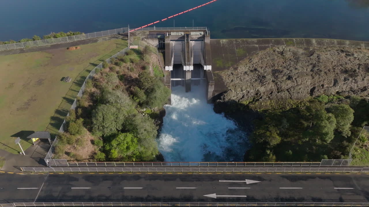 Vista aérea de una presa y un río
