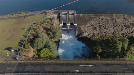 vista aérea de una presa y un río