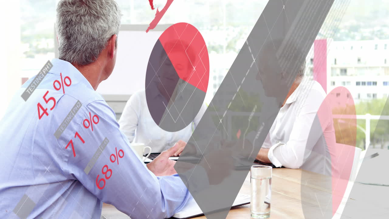 사무실에서 다양한 비즈니스 사람들에 대한 데이터 처리의 애니메이션