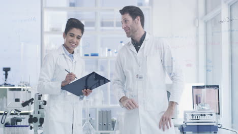 ciencia, trabajo en equipo o científico con escritura