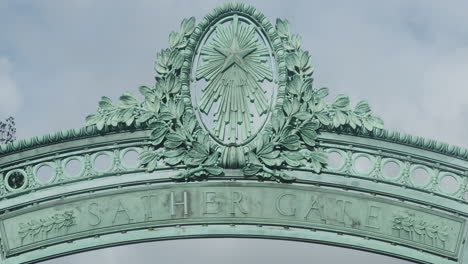 Sather-Gate-An-Der-Uc-Berkeley,-Während-Im-Hintergrund-Langsam-Wolken-Vorbeiziehen