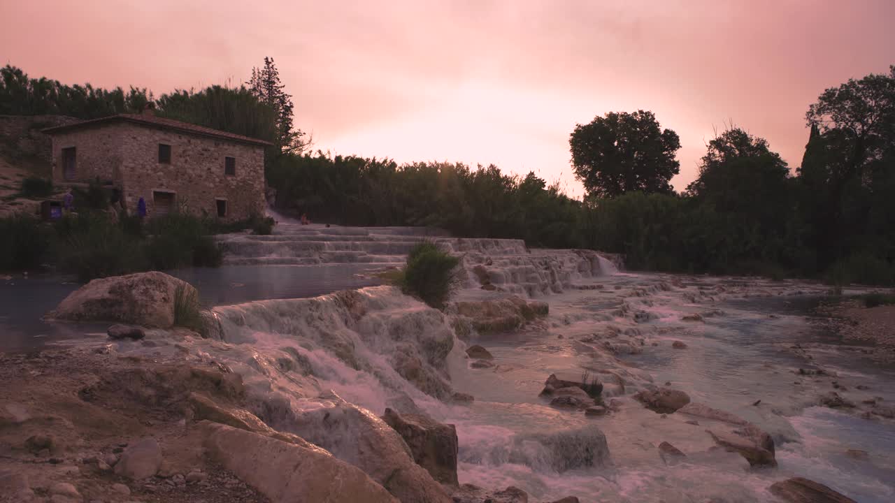 토스카니의 시에나 근처에 있는 지열 온천 목욕과 폭포에 있는 시네마그라프 (cinemagraph at the geothermal thermal hot springs bath and waterfall at saturnia, tuscany, italy) 는 과 함께 파란색 는 뜨거운 물을 가진 경치가 아름답고 유명한 장소입니다.
