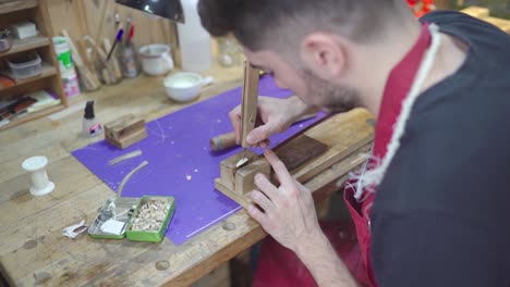 luthier restaurando el arco del violín en el taller