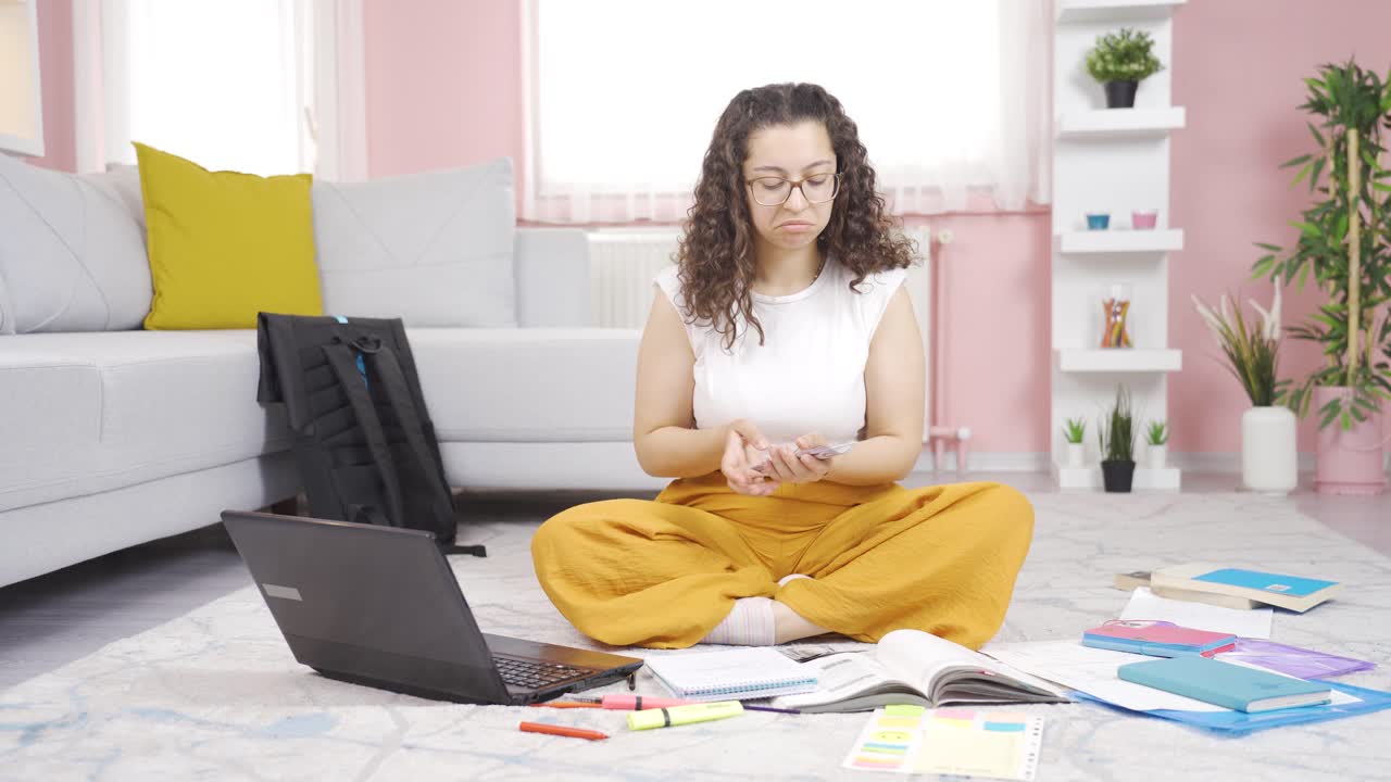 una estudiante que ahorra dinero.