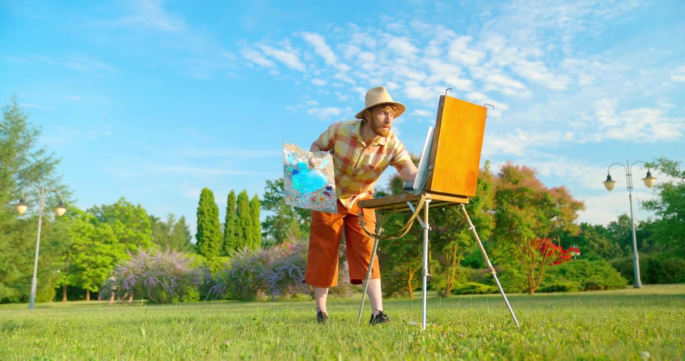Kreativ kunstner maler landskap i en grønn park