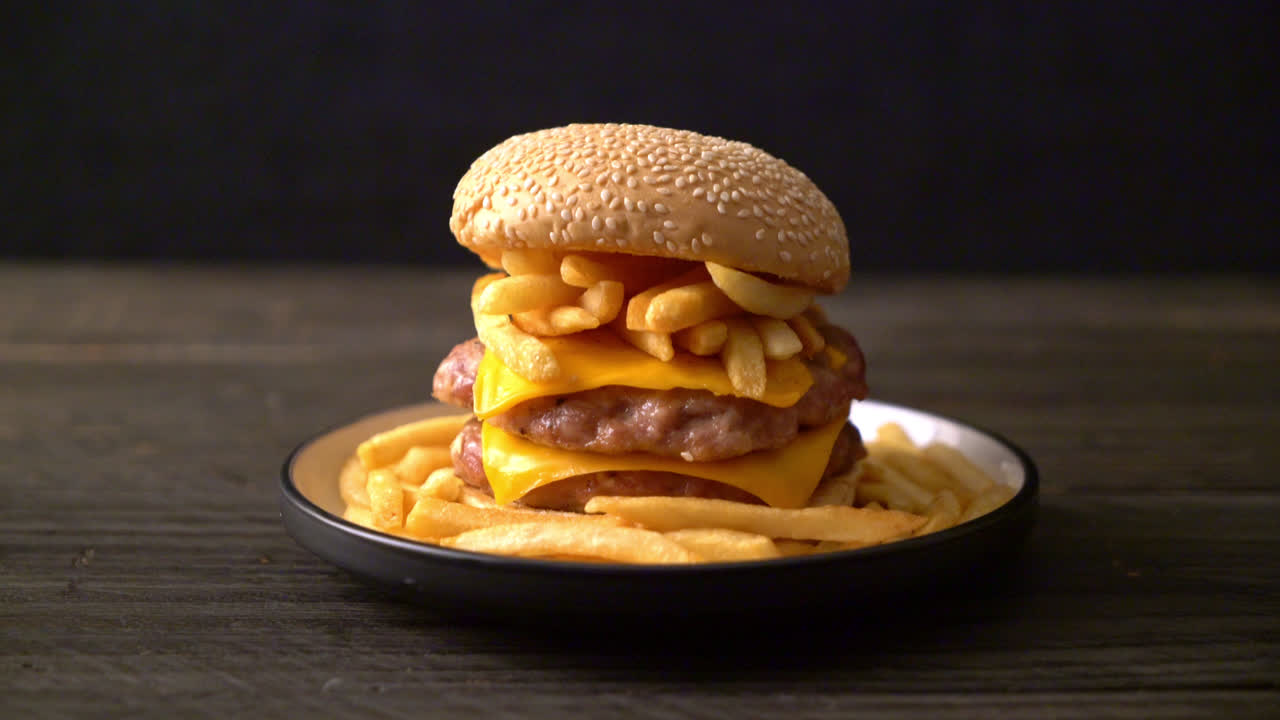 hamburguesa de cerdo o hamburguesa de cerdo con queso y patatas fritas