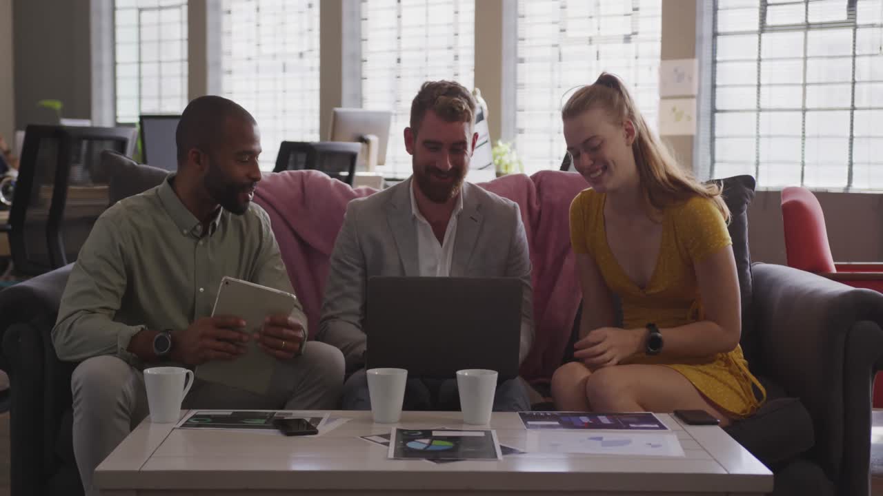 jóvenes profesionales creativos que trabajan en una oficina moderna